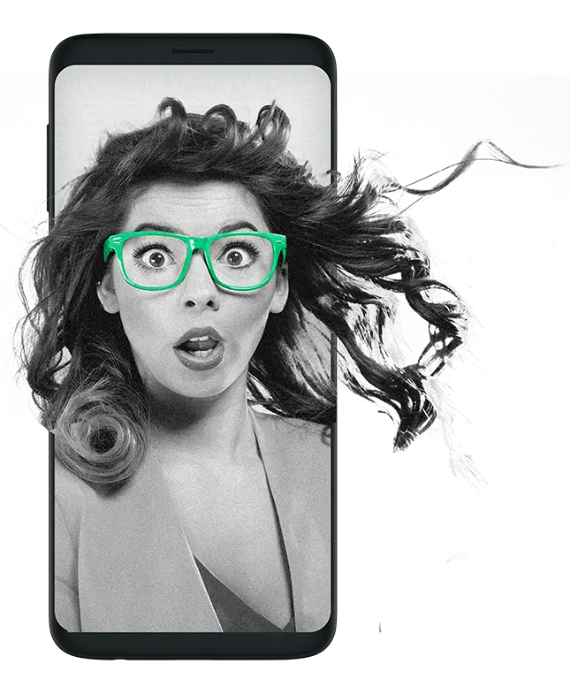 Mulher sentindo o aroma de um perfume