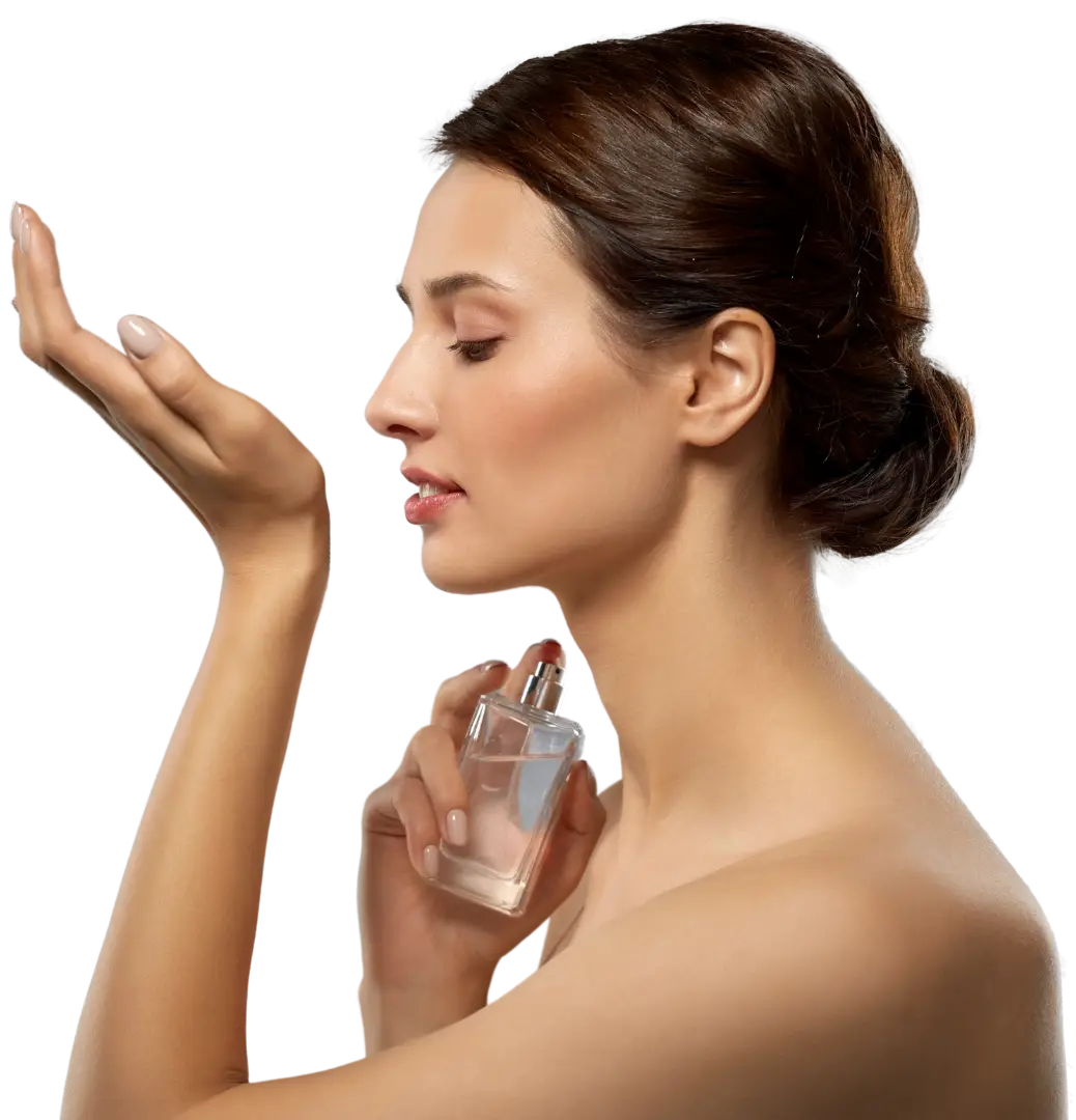 Mulher sentindo o aroma de um perfume